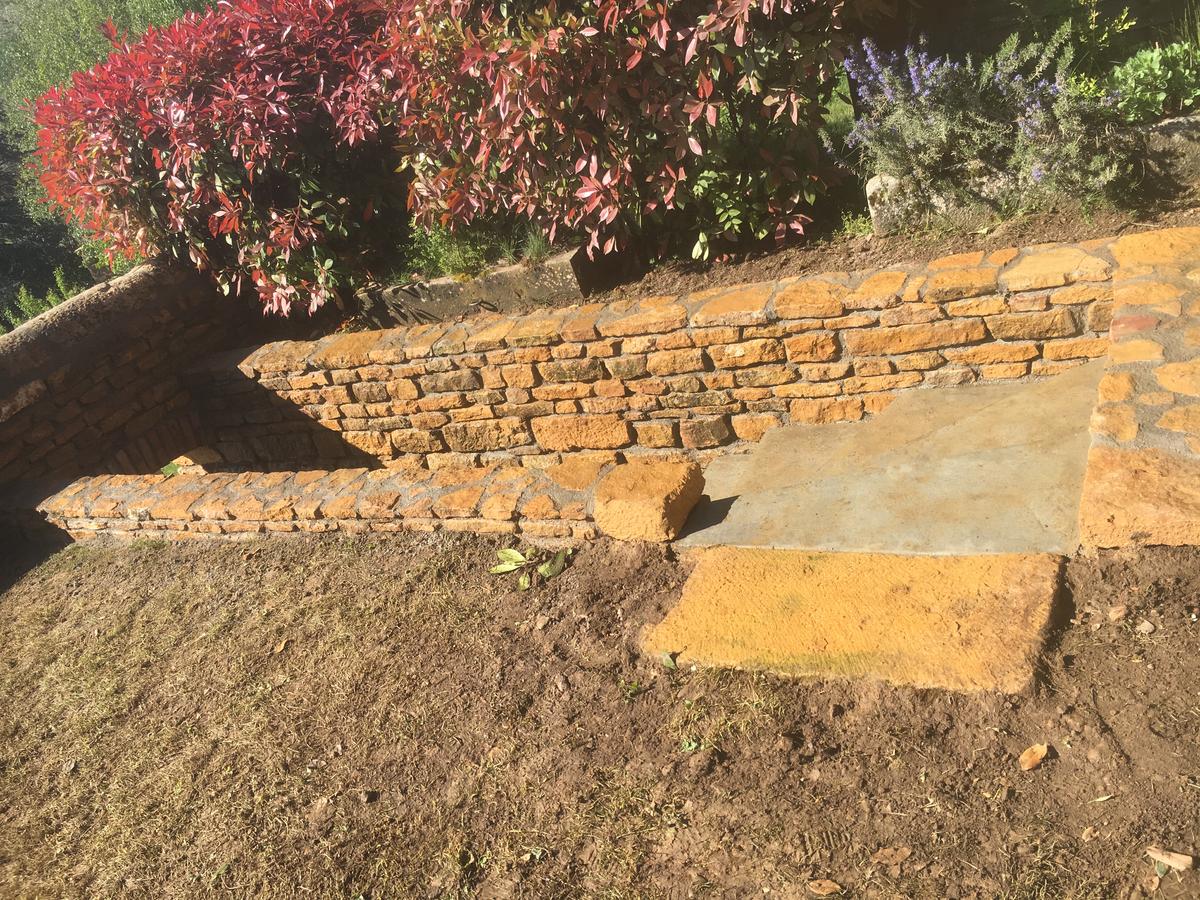 haut de l'escalier en béton avec quart tournant, on voit les 2 murs de soutènement