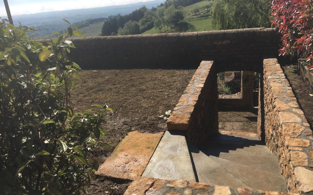 Création d’un escalier d’accès, mur en pierres dorées.