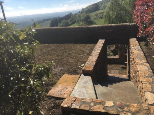 Création d’un escalier d’accès, mur en pierres dorées.