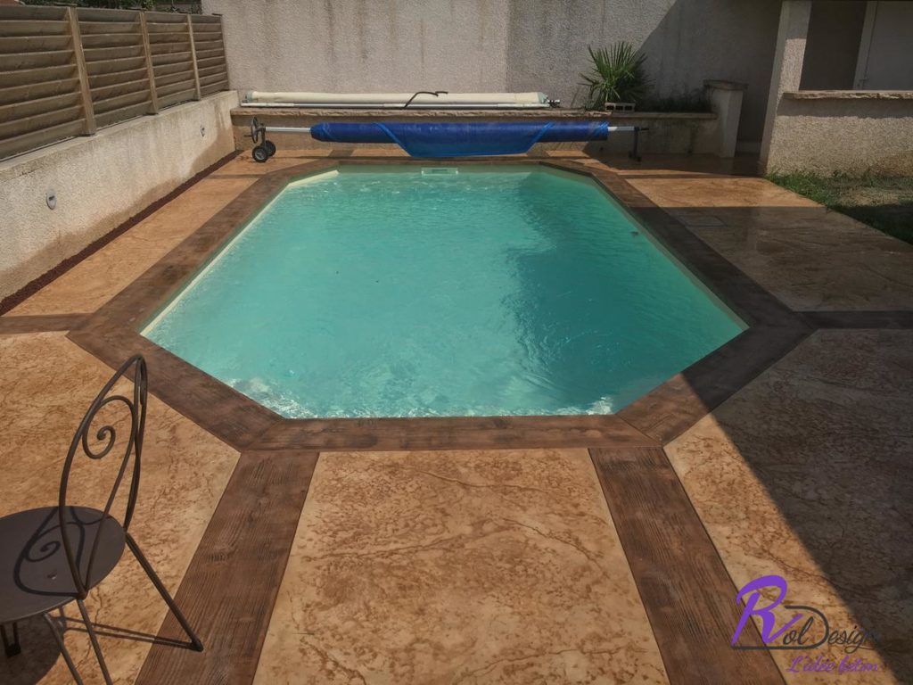 69210 Lentilly piscine avec margelle béton empreinte imprime imitation bois