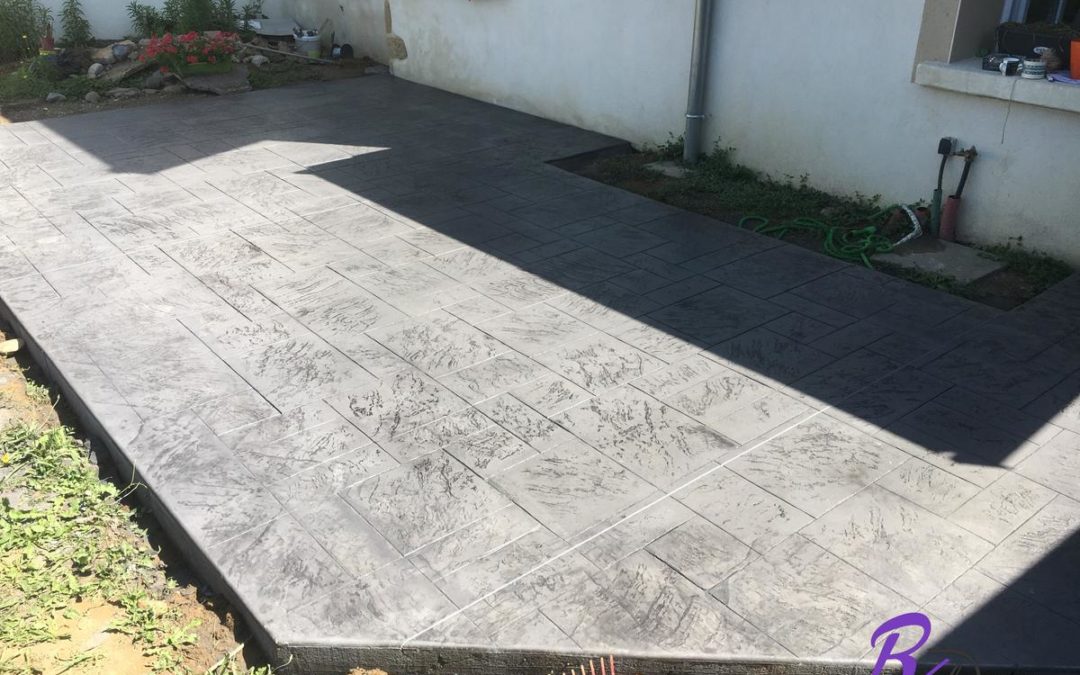 Béton imprimé décoratif sur une terrasse de maison à Anse 69480