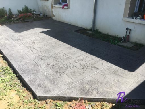 Béton imprimé décoratif sur une terrasse de maison à Anse 69480