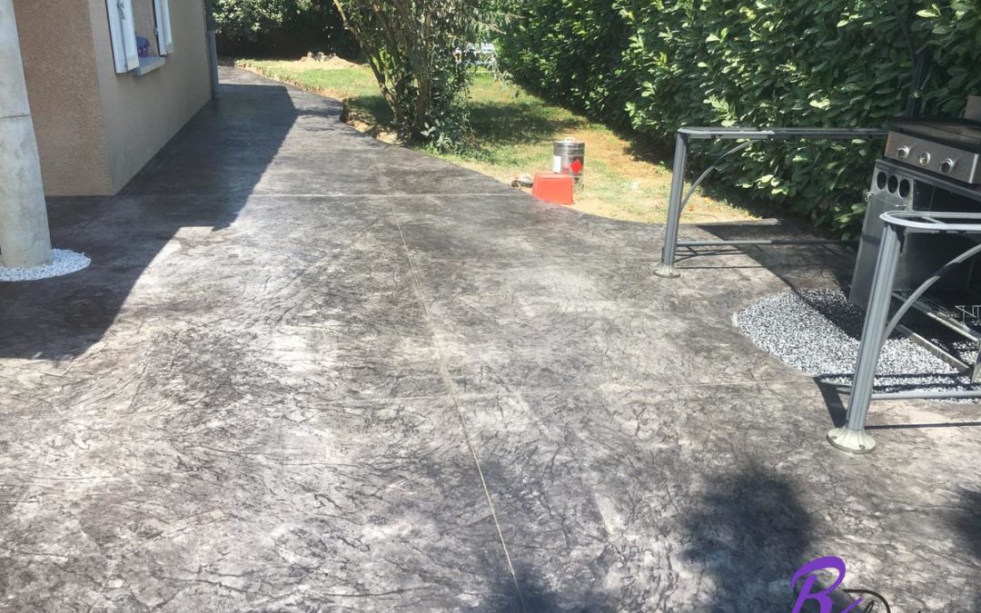 Grande terrasse avec barbecue en béton Imprimé matrice italienne Basalt à Ambérieux d’Azergues