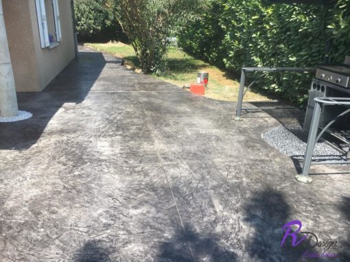 Grande terrasse avec barbecue en béton Imprimé matrice italienne Basalt à Ambérieux d’Azergues