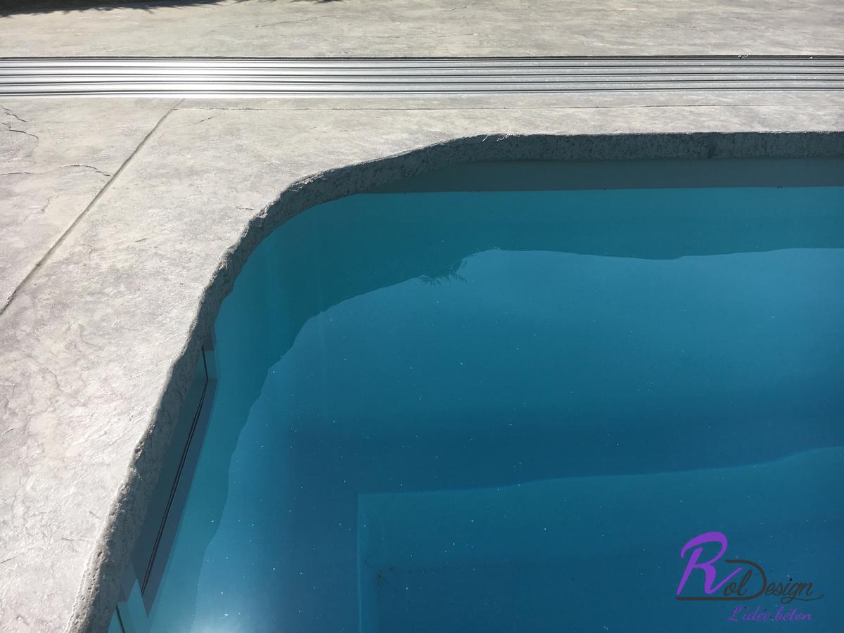 piscine avec margelle imitation pierre en béton imprimé Marlieux