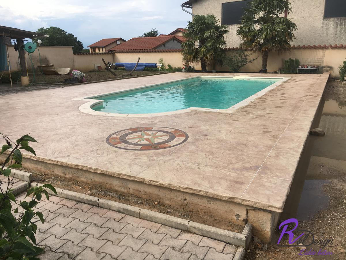 plage de piscine design avec rose des vents Quincieux en béton imprimé 69650 Quincieux