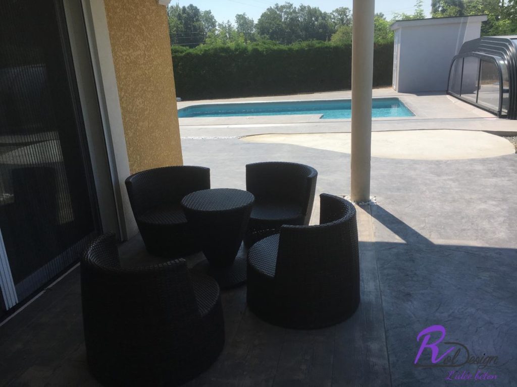 terrasse-cosi-et-plage-piscine-beton-empreinte-design-marlieux-01240-beton-empreinte-imprime