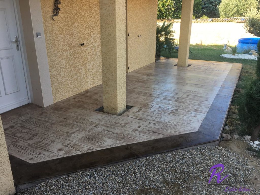 terrasse imitation bois cèdre avec évitement des poteaux de soutènement à Corcelles- en beaujolais