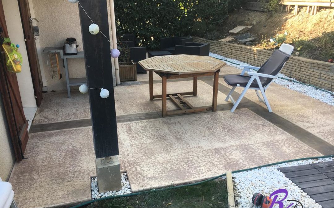 69310 Pierre Bénite terrasse moderne empreinte bois cèdres et granit sans veines