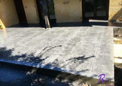 terrasse à Reyrieux en béton imprimé gris