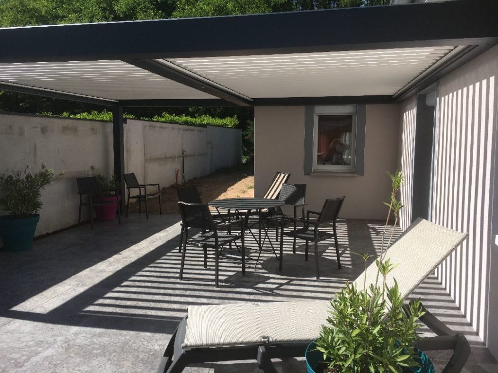 Toussieux terrasse beton imprime avec pergola bioclimatique 2