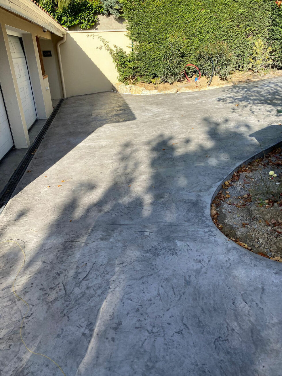 accès au garage en béton imprimé