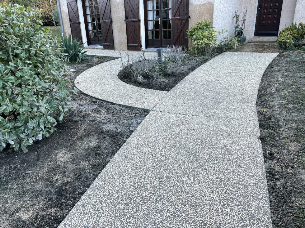 allée de jardin en béton désactivé