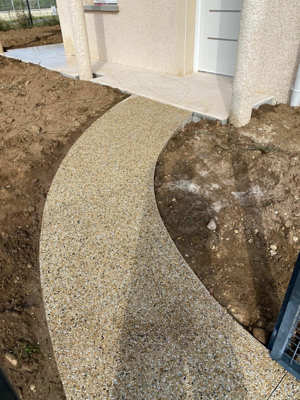 Allée en béton desactivé