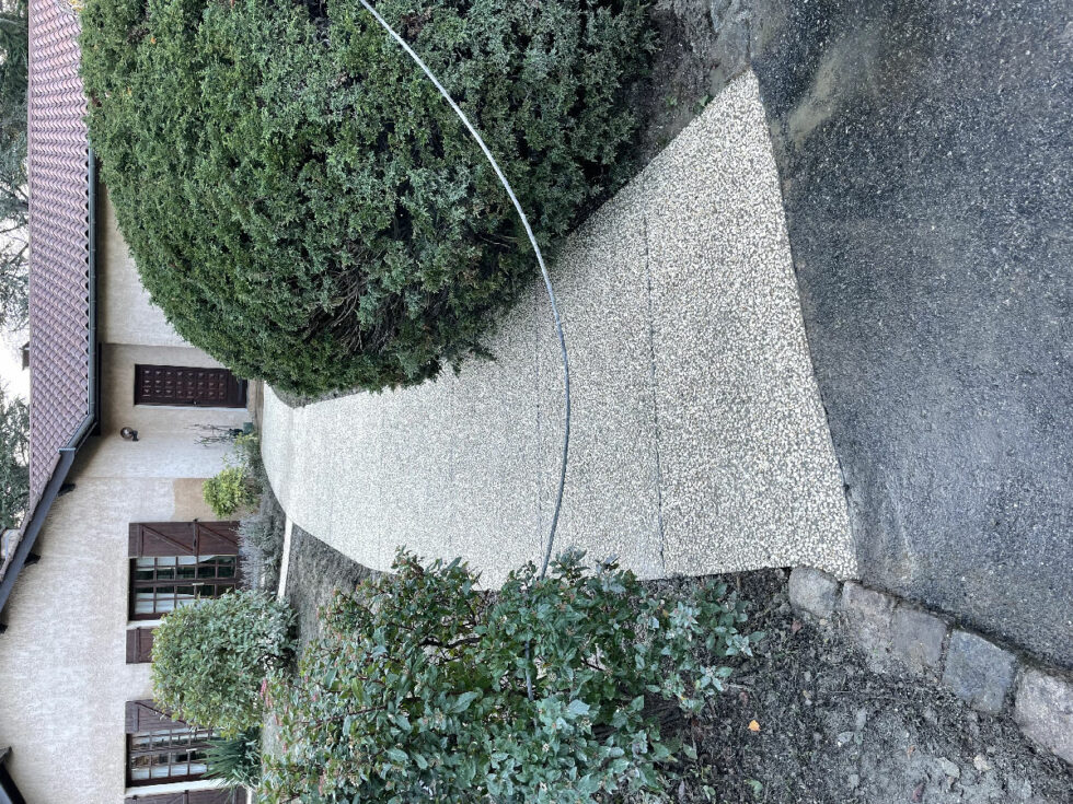 charbonnières les bains allée en béton désactivé