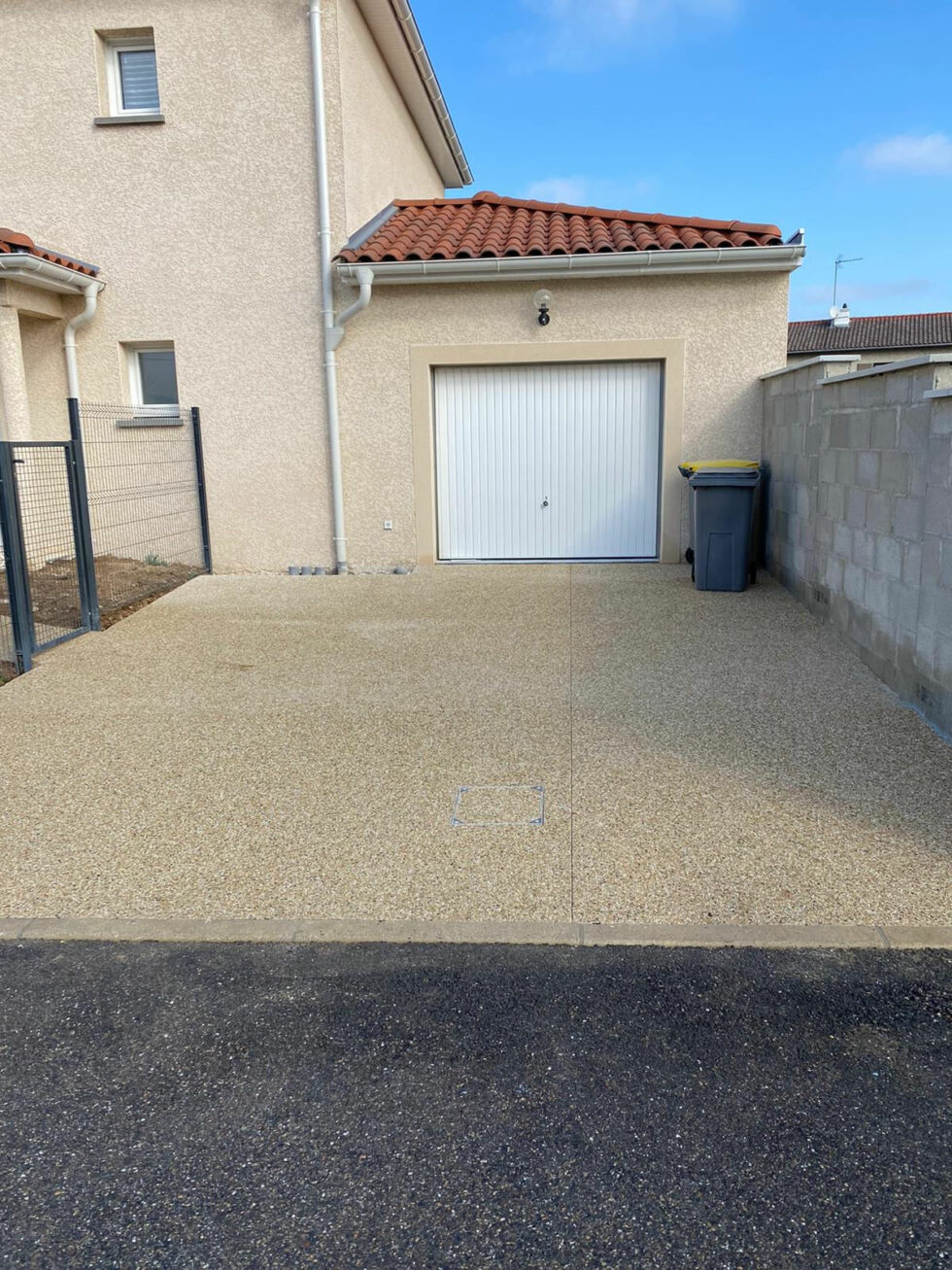 Chemin d'accès au garage en béton désactivé à Massieux