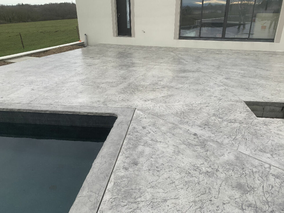 construction de la terrasse en béton décoratif