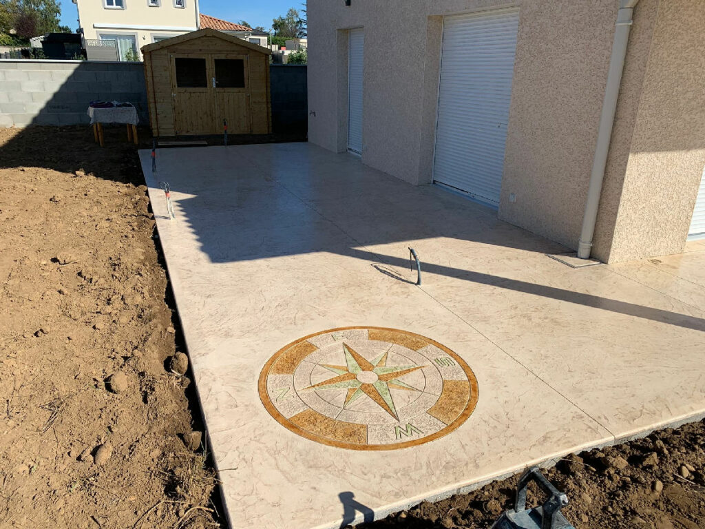 Dessin rose des vents sur béton décoratif