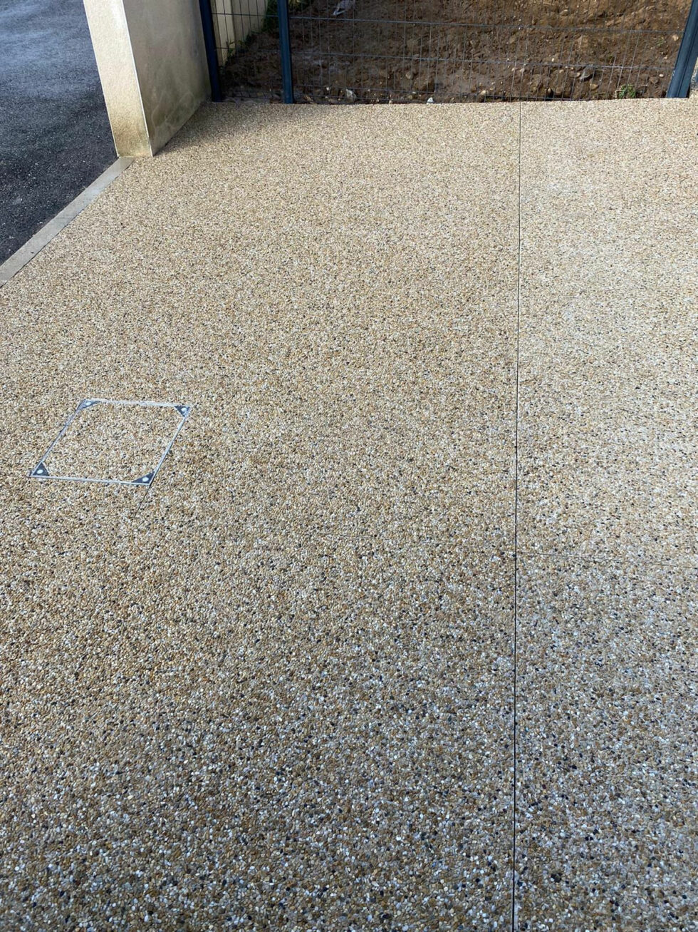 Détail de l'allée en béton désactivé