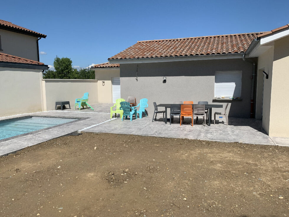 deuxième terrasse pour repas et troisième terrasse