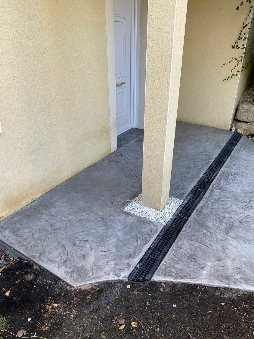 entrée en béton décoratif