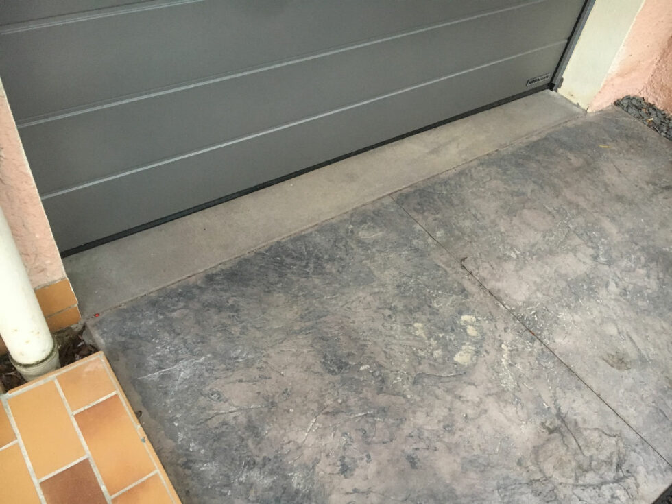 jonction entre la terrasse carrelée et le seuil du garage