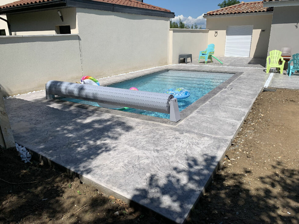 piscine avec larges plages en béton imprimé - Fareins 01480