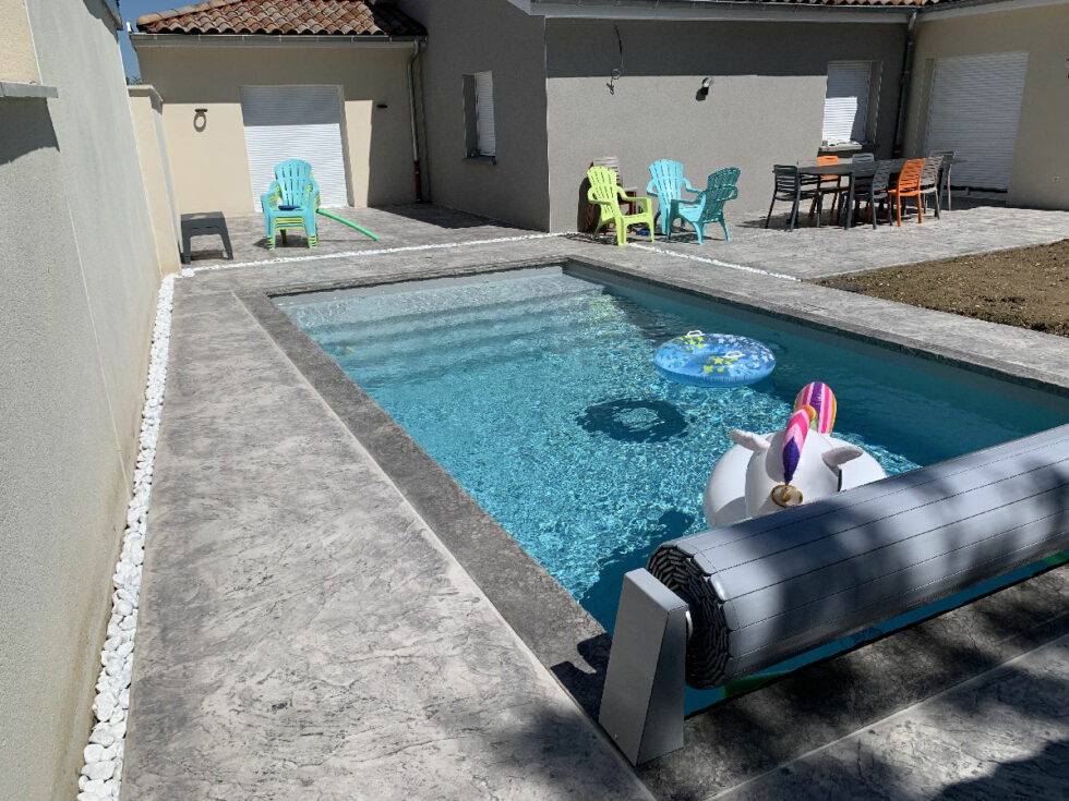 piscine plage et bordure en galets