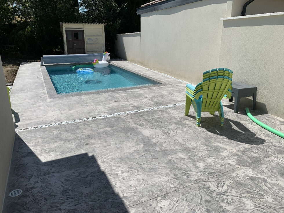 séparation en galets entre les deux espaces en béton décoratif