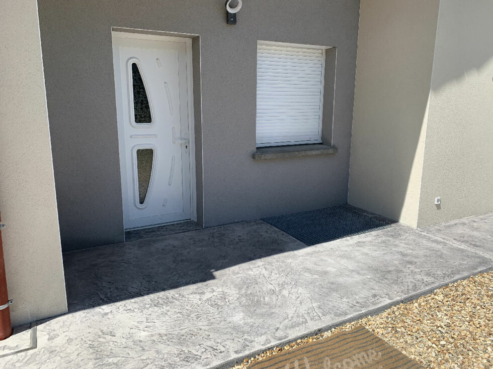 seuil d'entrée de la maison en béton empreinte - Fareins