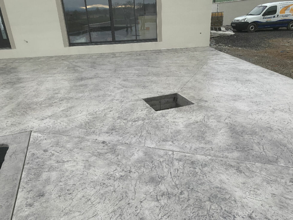 terrasse en béton imprimé avec emplacement pour le brasero