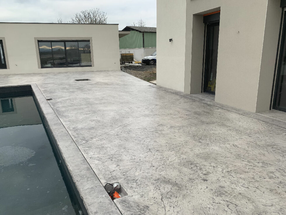 terrasse en béton imprimé et margelles à Dardilly
