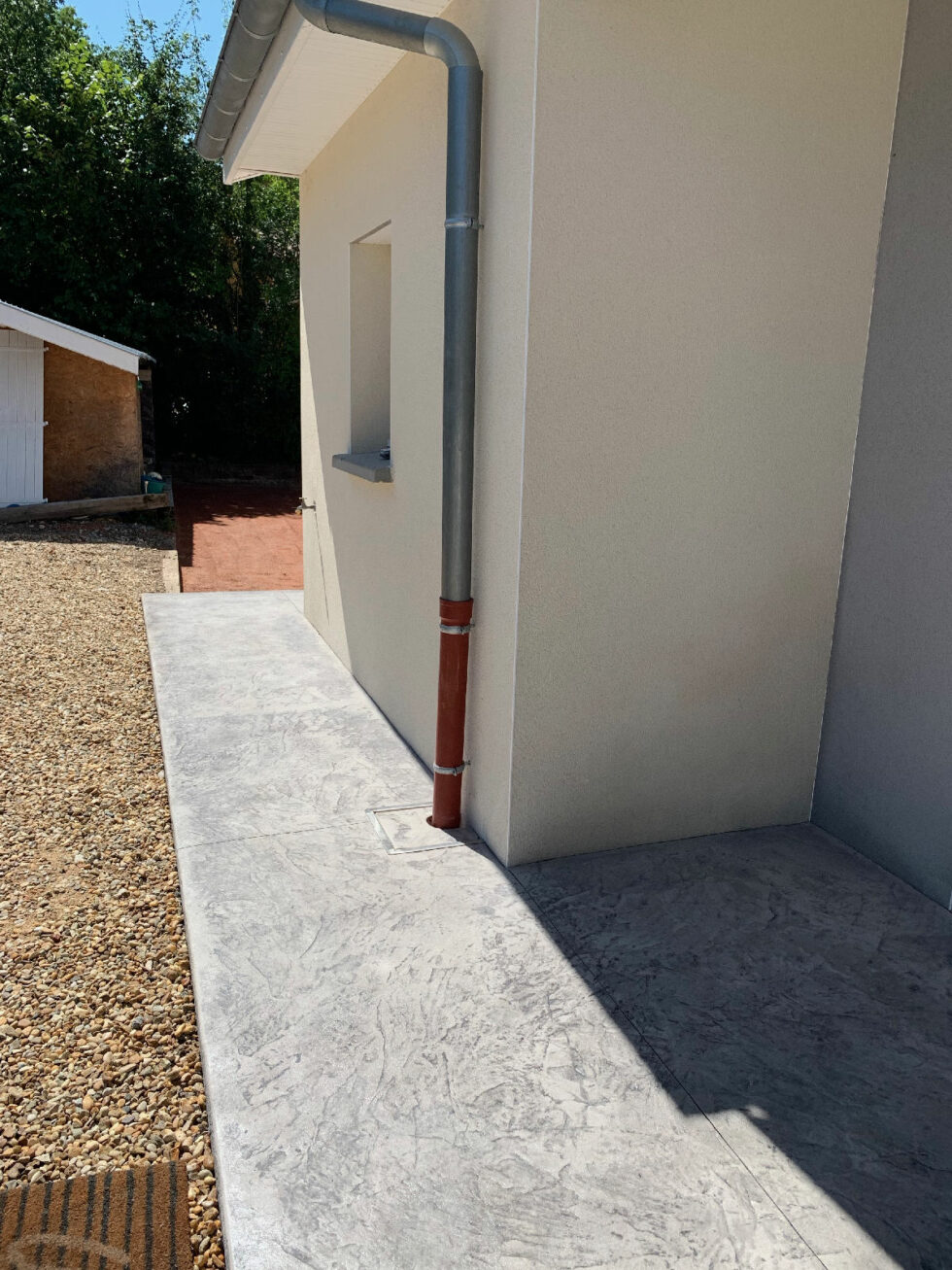 tour de la maison bande stérile en béton Ain