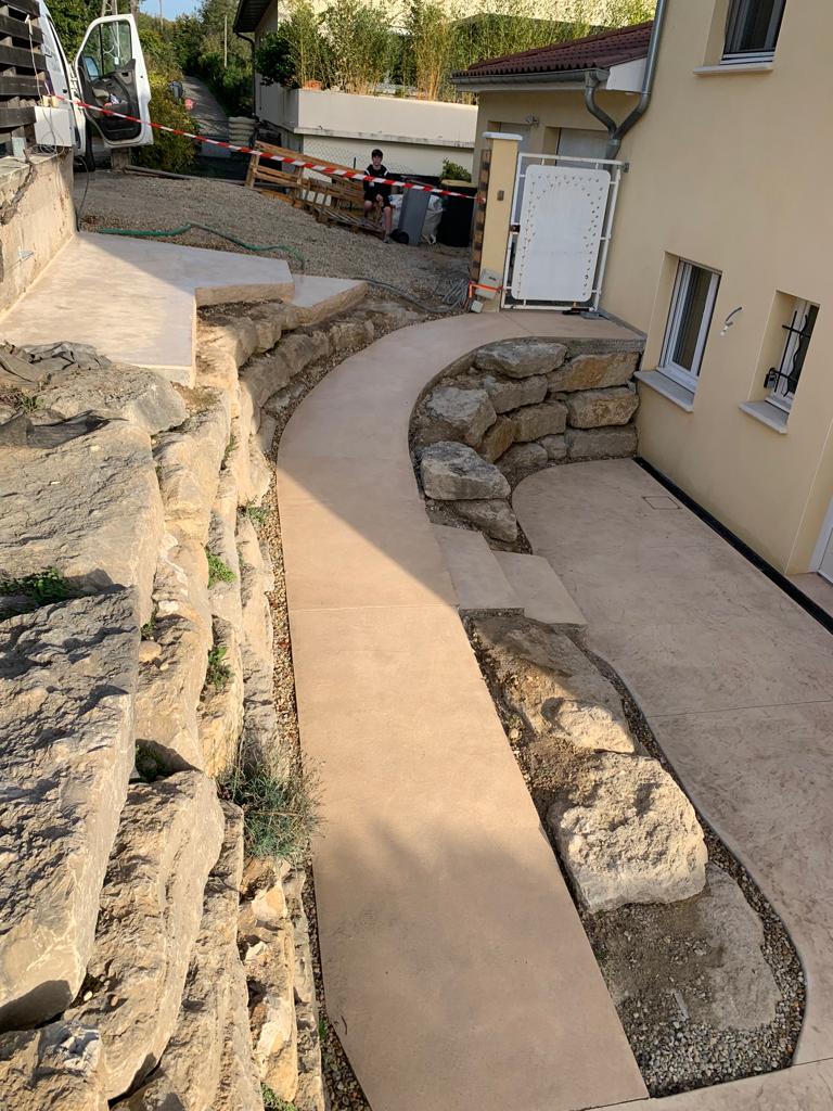 Chemin d'accès depuis le portillon en béton désactivé couleur Bourgogne