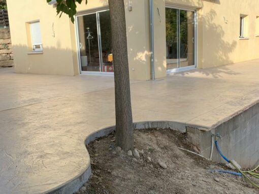 Réalisation d’une terrasse en béton désactivé beige à Trévoux