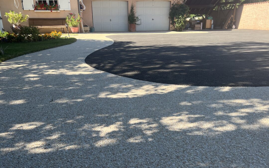 Pose 45 m² de béton désactivé et de 70 m² d’enrobé à Toussieux dans l’Ain