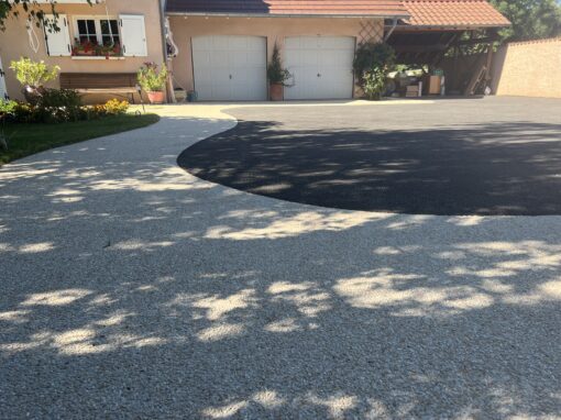 Pose 45 m² de béton désactivé et de 70 m² d’enrobé à Toussieux dans l’Ain