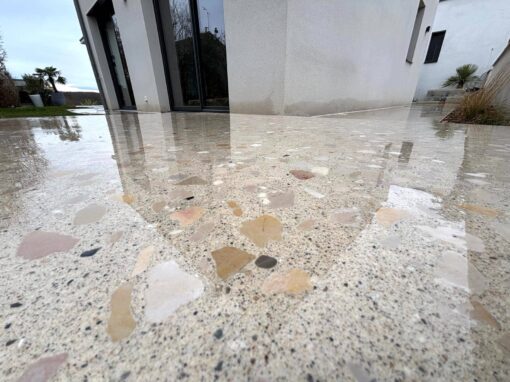 Réalisations de cheminements en béton poncé à La Tour-de-Salvagny